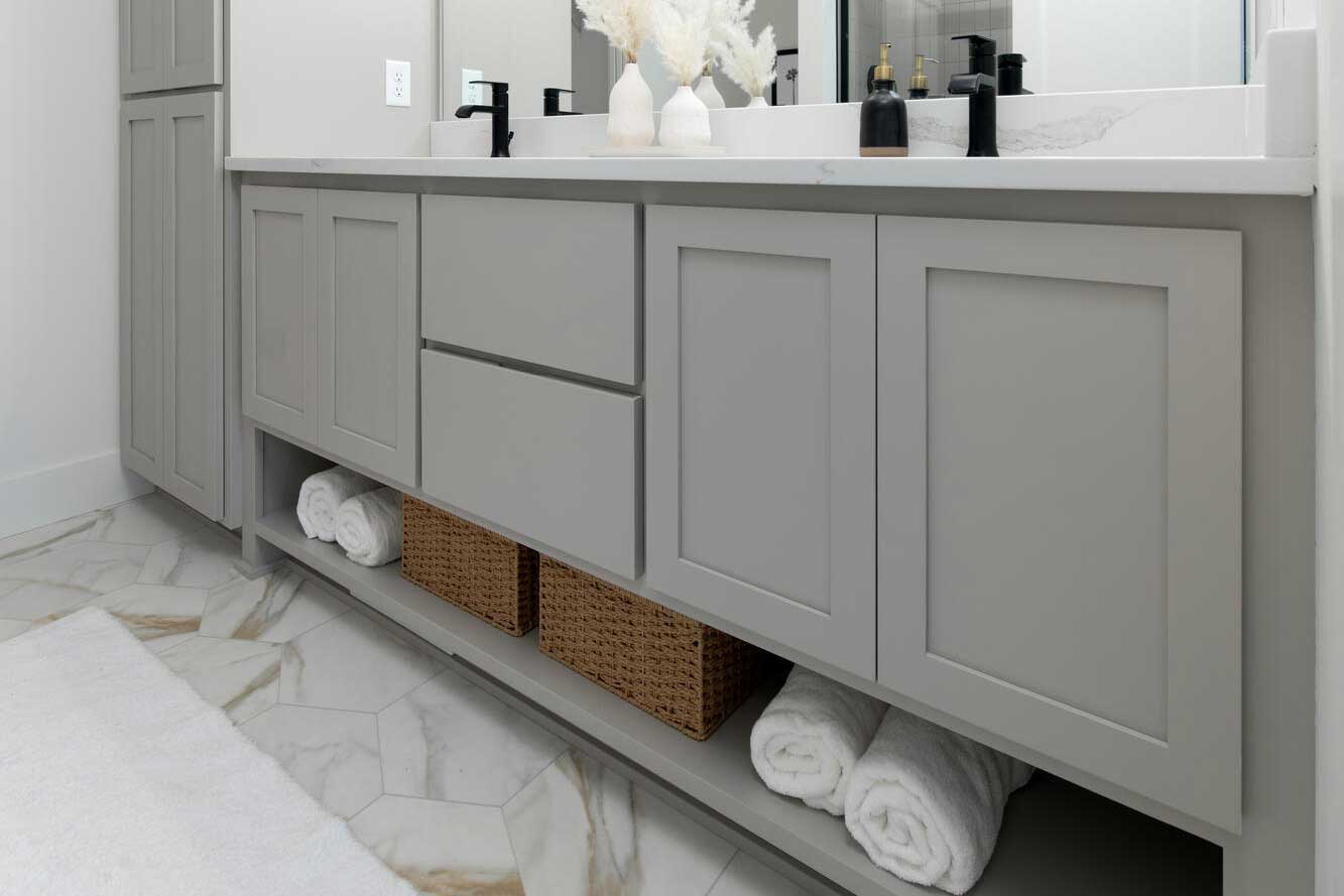 Modern Luxury Sheet Vinyl in Bathroom